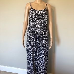 Black & white sleeveless jumpsuit